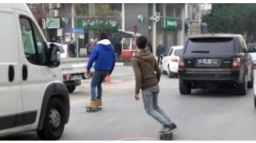 Manisalı Gen&ccedil;ler Trafiği Tehlikeye Soktu