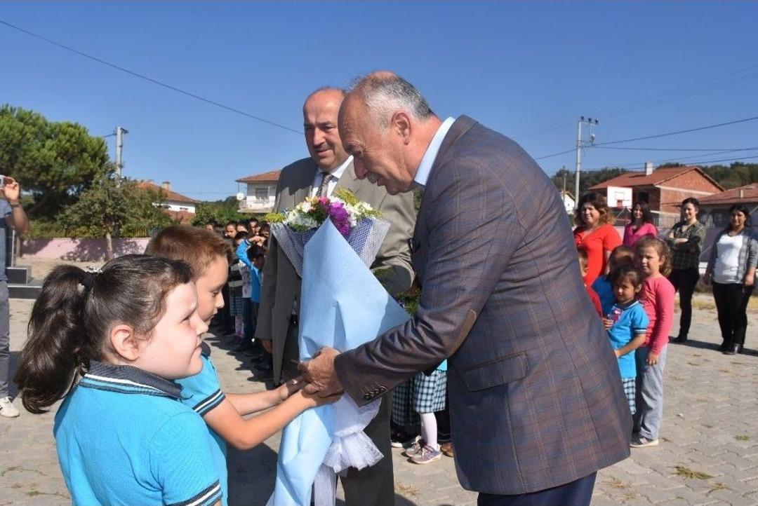 Dursunbey&rsquo;de Okula Yeni Başlayan &Ouml;ğrencilere Hediyeler Başkandan