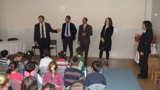 Anaokulu Öğrencilerine Saksıda Çilek Fidesi Dağıtıldı