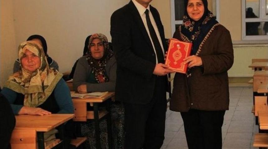 Kur&rsquo;an Kursuna Katılan Kadınlara Kur&rsquo;an-ı Kerim Hediye Edildi