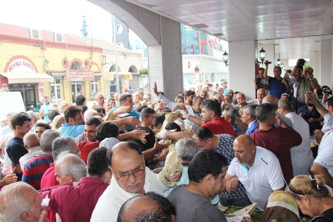 Balık Semt Pazarı A&ccedil;ılışında Balık Ekmek İzdihamı