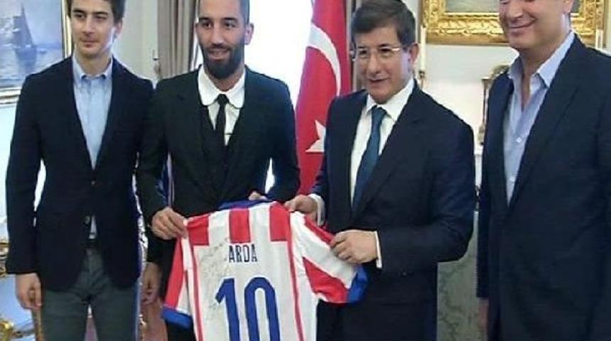 Arda Turan Başbakan Davutoğlu'na Formasını Hediye Etti -Ek Fotoğraf