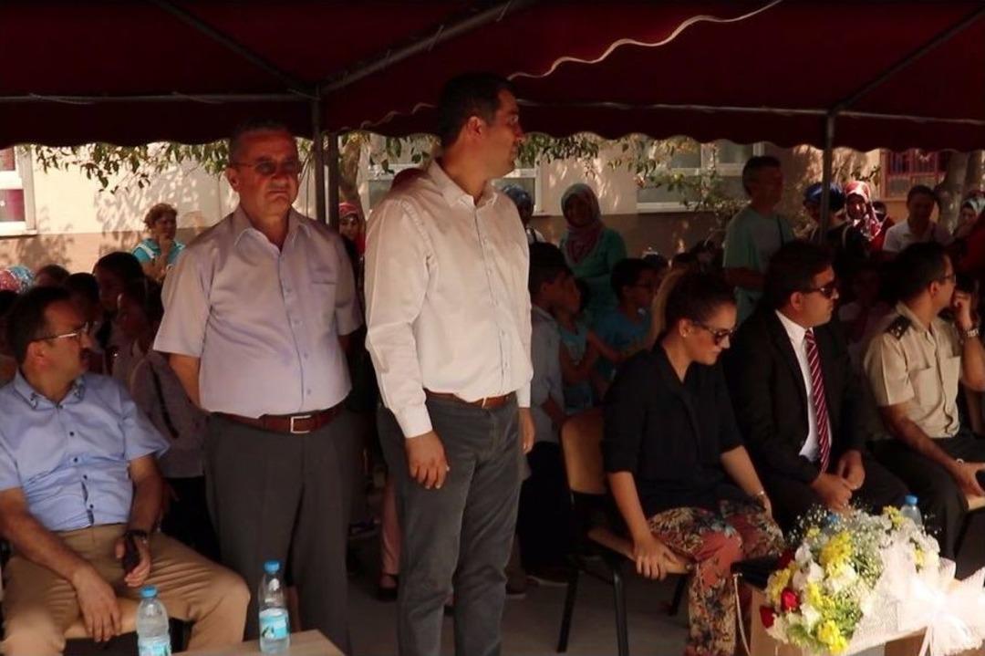 G&uuml;neş Altında Bekleyen &Ccedil;ocuklar Protokole Alan Başkan, Kendi Ayakta Bekledi