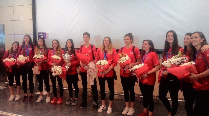 Şampiyonlar Yurda D&ouml;nd&uuml;