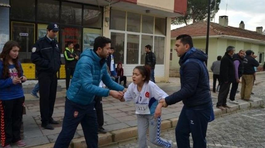 Selendili &Ouml;ğrenciler Atat&uuml;rk İ&ccedil;in Koştu