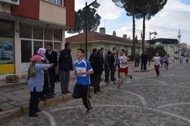Selendili Öğrenciler Atatürk İçin Koştu