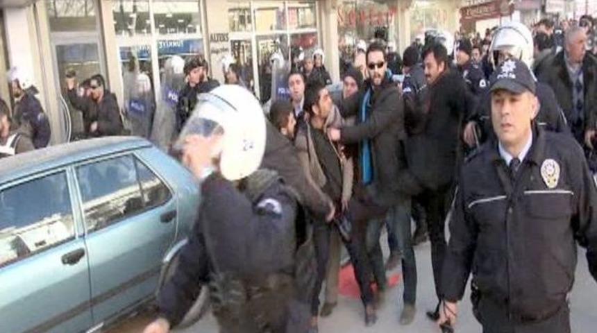 Erzincan'da Karşıt G&ouml;r&uuml;şl&uuml;ler &Ccedil;atıştı, Polis Biber Gazı Sıktı