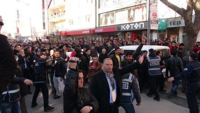 Erzincan'da Karşıt Görüşlüler Çatıştı, Polis Biber Gazı Sıktı