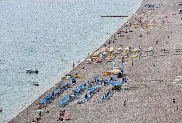 Okullar Açıldı, Konyaaltı Sahili Boşaldı