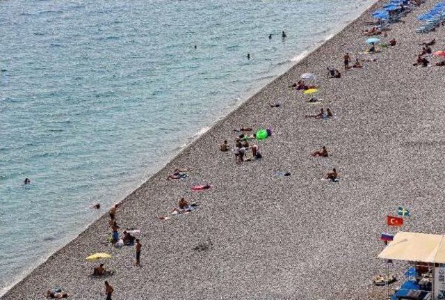 Okullar Açıldı, Konyaaltı Sahili Boşaldı