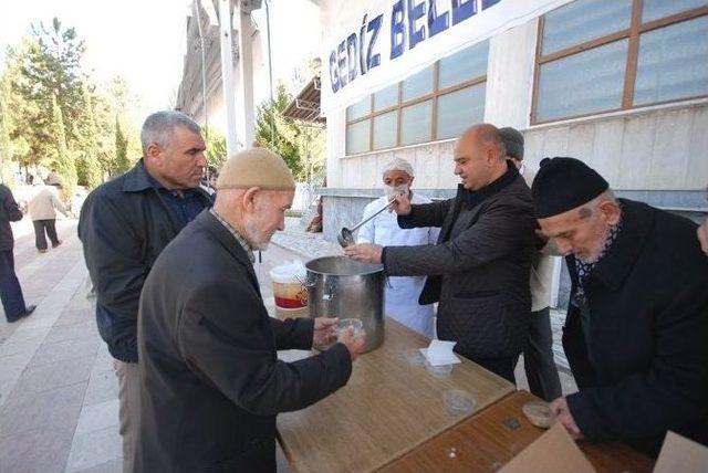 Gediz Belediyesi Vatandaşlara Aşure Dağıttı