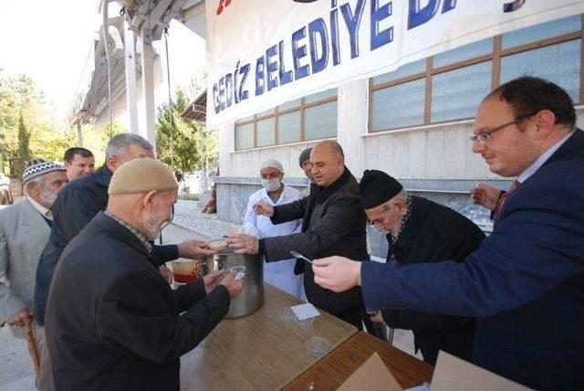 Gediz Belediyesi Vatandaşlara Aşure Dağıttı