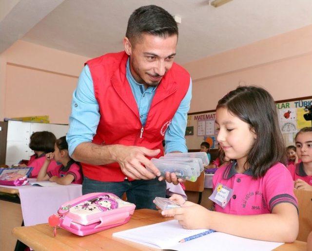 Yozgat’ta Öğrencilere Kalem Seti Dağıtıldı