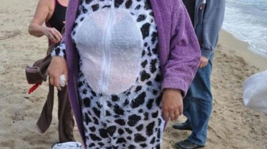 Sokak Hayvanları İ&ccedil;in Denize Girdiler