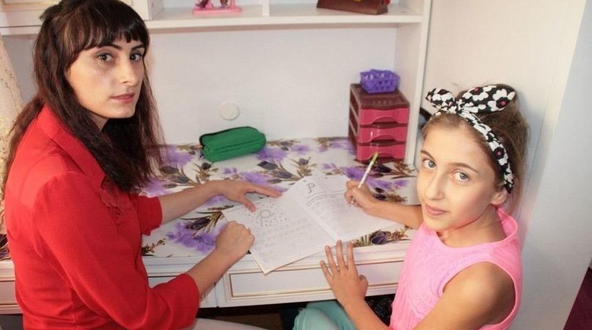 Okula Gidemeyen İclal, Eğitimini Evde Alıyor