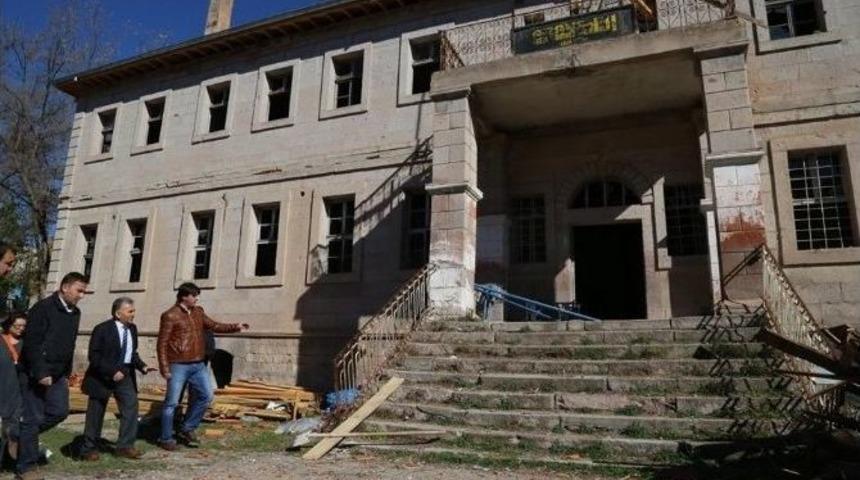 Gesi İlk&ouml;ğretim Okulu Melikgazi Belediyesince Aslına Uygun Olarak Onarılıyor