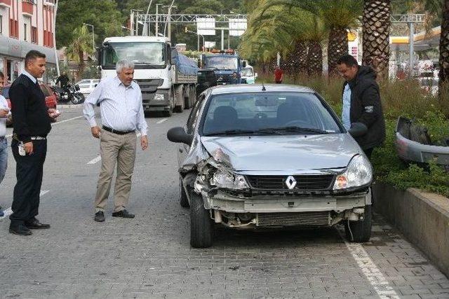 Hızını Alamayan Kadın Sürücü 2 Araca Çarparak Durabildi 1