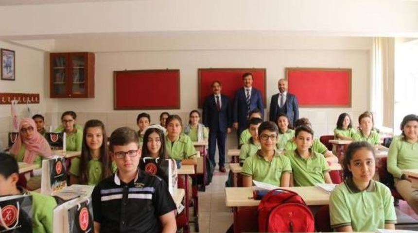 Rekt&ouml;r Bağlı, &Ouml;ğrencilerin Ilk G&uuml;n Heyecanına Ortak Oldu