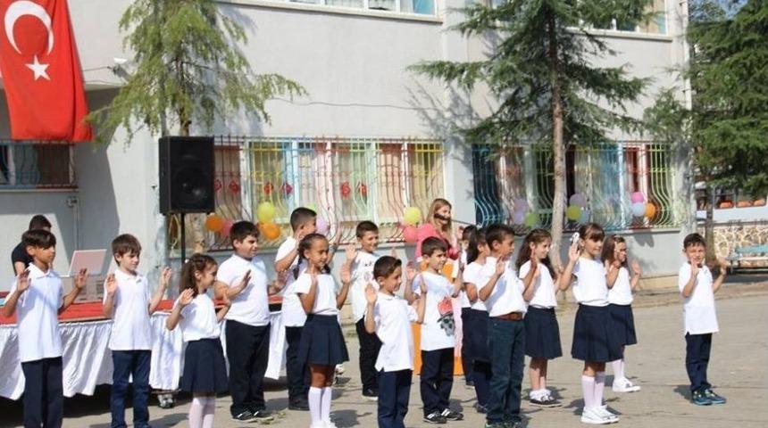&Ouml;ğrenciler Okullarına Oyun Oynayarak Girdiler