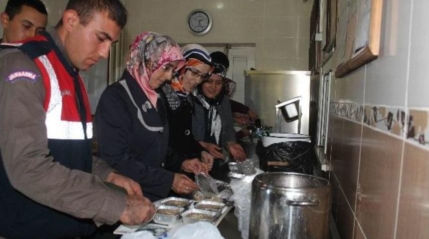 Şehit Anneleri Aşure Geleneğini Jandarma Kışlasına Taşıdı