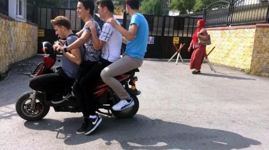 Motosiklet &Uuml;zerindeki 4 Gencin Tehlikeli Yolculuğu