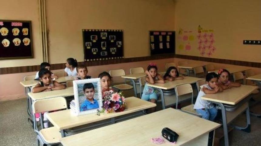 Yaz Tatilinde Ağa&ccedil;tan D&uuml;şerek &Ouml;len Şeyhmus'u Arkadaşları Unutmadı
