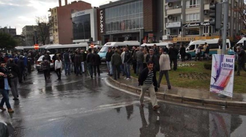 Minib&uuml;s Şof&ouml;rleri Yol Kapatıp Eylem Yaptı