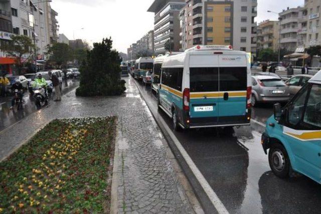 Minibüs Şoförleri Yol Kapatıp Eylem Yaptı