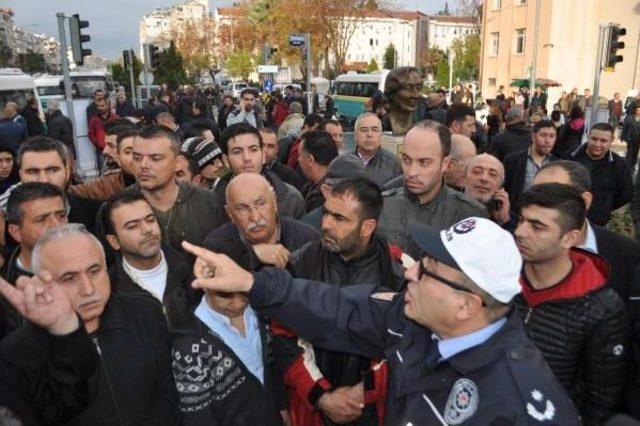 Minibüs Şoförleri Yol Kapatıp Eylem Yaptı