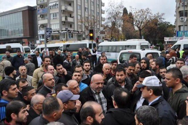 Minibüs Şoförleri Yol Kapatıp Eylem Yaptı