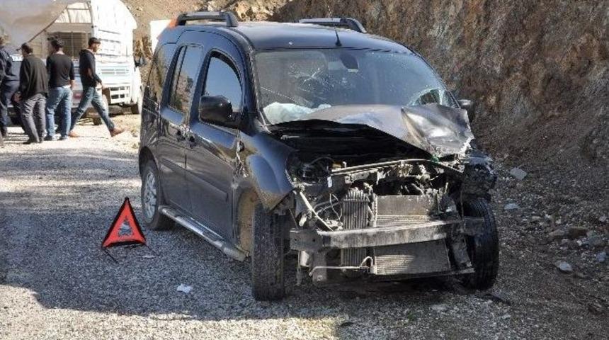 Otomobil İle Kamyonet &Ccedil;arpıştı: 1 Yaralı