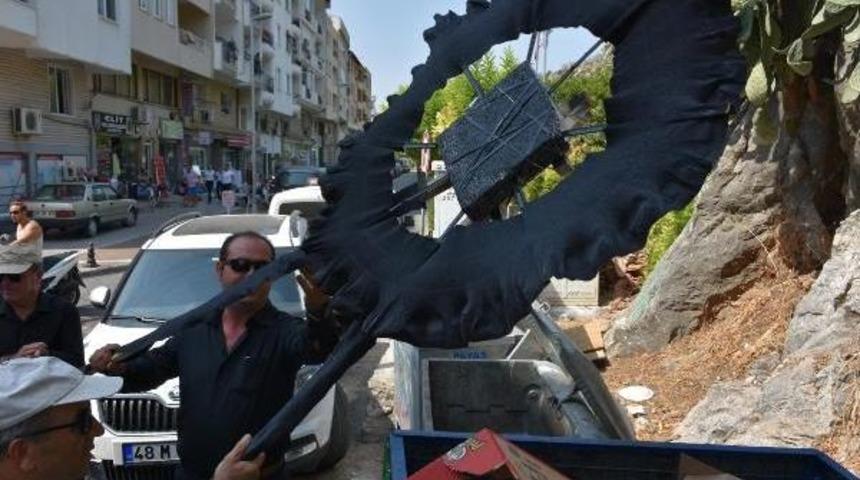 Marmaris'te 'atat&uuml;rk's&uuml;z M&uuml;fredata Hayır' Eylemi