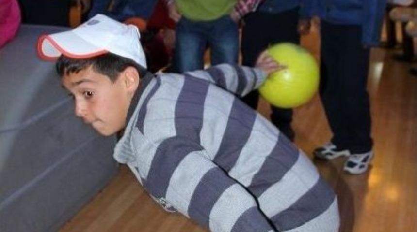 &Ccedil;ocuklar İlk Defa Polis Ağabeyleri İle Bowling Oynadı