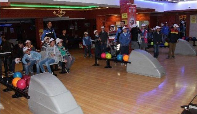 Çocuklar İlk Defa Polis Ağabeyleri İle Bowling Oynadı