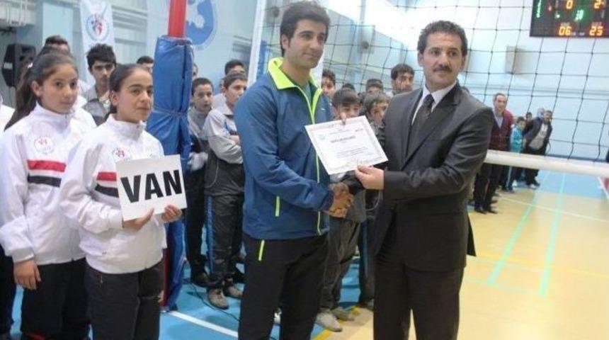 Anadolu Yıldızlar Voleybol M&uuml;sabakaları Van&rsquo;da Başladı