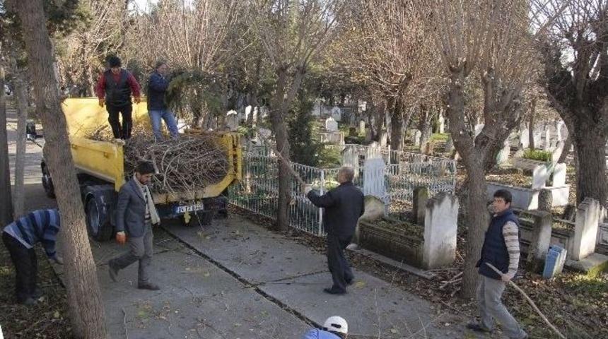 Eski Mezarlıkta Bakım &Ccedil;alışması
