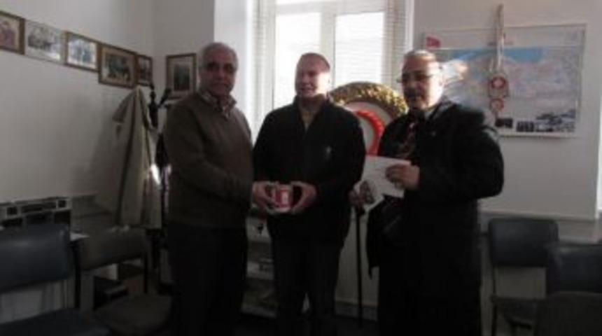 Ayvalık Kızılay&rsquo;dan Kurban Bayramı Bağış&ccedil;ılarına Plaket Ve Kavurma