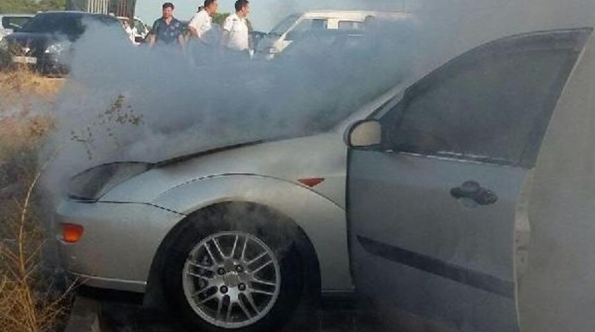 Park Halindeki Otomobil &Ccedil;ıkan Yangında Kullanılmaz Hale Geldi
