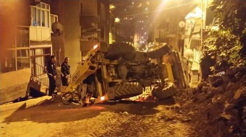 Doğalgaz Kazısı Yapan İş Makinesi Devrildi