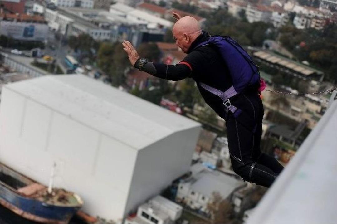 (&ouml;zel Haber) Namık Ekin, Paraş&uuml;tle Boğazi&ccedil;i K&ouml;pr&uuml;s&uuml;&rsquo;nden Atladı