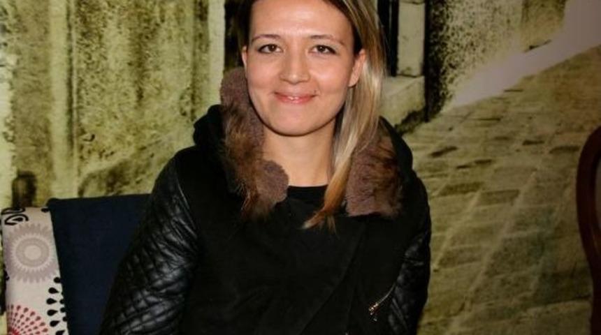 Aracından İnen Kadın, Yaşlı Adamı Yolun Karşısına Ge&ccedil;irdi (2)