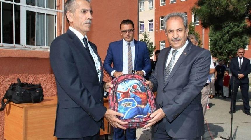 Akşehir Belediyesi&rsquo;nden 2 Bin 500 &Ouml;ğrenciye &Ccedil;anta Ve Kırtasiye Seti