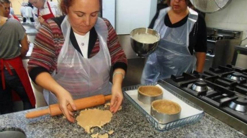 G&ouml;rme Engellilerin Ailelerine Pastacılık Eğitimi