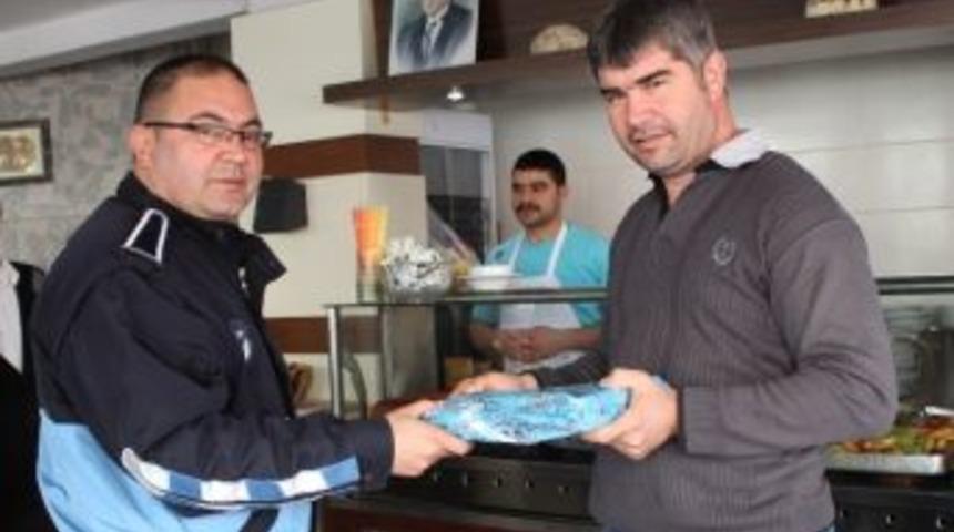 Dikili&rsquo;de Zabıta Ceza Değil &Ouml;d&uuml;l Dağıttı