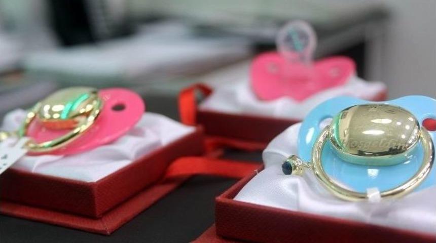 (&ouml;zel Haber) Ağlamayan Bebeğe Altın Emzik