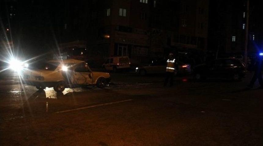 Otomobiller &Ccedil;arpıştı: 2 Yaralı
