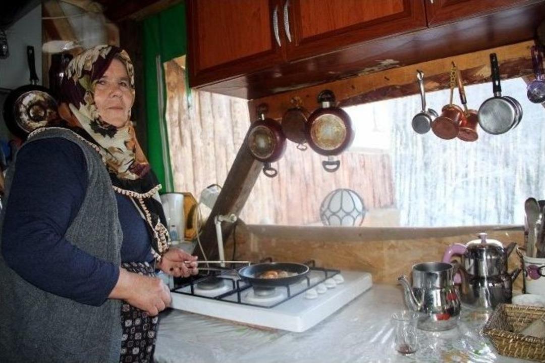 (&ouml;zel Haber) Uludağ Yolunda Parası Olmayana Bedava Organik Kahvaltı