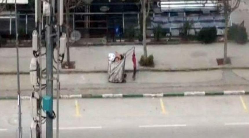 (&ouml;zel Haber) Polisin Hurdacı &Ccedil;ocuğa Yardımı