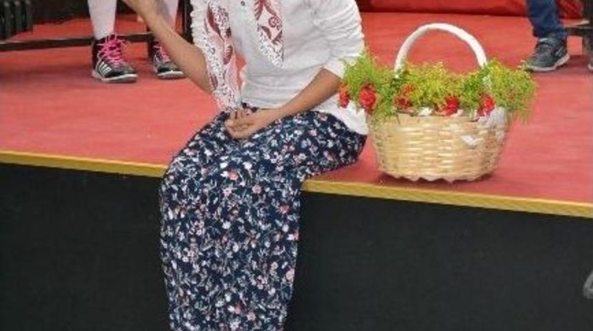 İlkokul &Ouml;ğrencisinin Okuduğu Şiir Duygulu Anlar Yaşattı