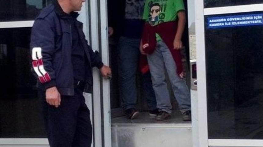 &Ccedil;ocuklar Asans&ouml;rde Kaldı